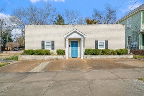 This rare small house in the heart of Milledgeville's historic district is perfectly situated just two blocks from Georgia College, one block from GMC, and one block from downtown shopping and restaurants. Originally a commercial building, this solid...