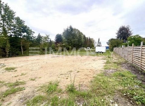 This attractive building plot in Halstenbek offers you the ideal opportunity to realise your dream home. With a generous area of approx. 400sqm, the property is ideal for a semi-detached house, for example. Two floors with a staggered floor can be bu...