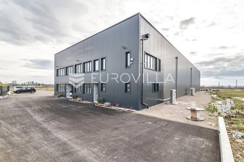 For sale is a newly built production and storage hall with an area of 1,116 m2 with a 700 m2 garden in the Pisarovina 1 economic zone. Dimensions of the hall 50mx20m. It consists of a production warehouse area of 916 m2 and an office area of 200 m2. ...