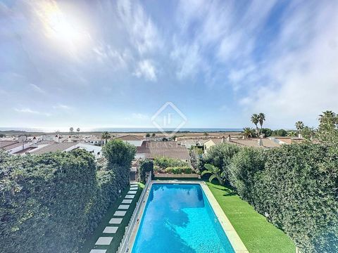 Lucas Fox presents this beautiful villa with a 135 m² garden on a 340 m² plot in the Torre Soli Nou development , Son Bou. The property is presented in perfect condition, recently renovated with great taste and style, with an incredible location, as ...