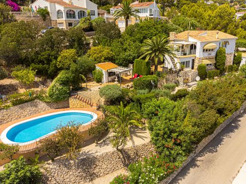 Cette belle villa est située dans la municipalité de Benissa, à la frontière de Calpe, au milieu d'une oasis de verdure paisible et à seulement 6 minutes en voiture du centre de Calpe et des belles plages de sable. La villa est entourée par l'imposan...