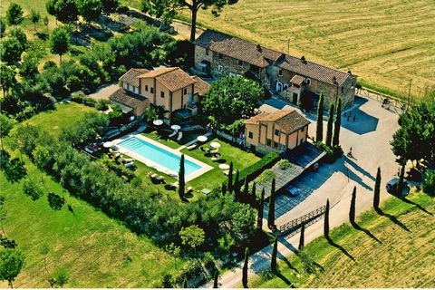 Deze karakteristieke agriturismo ligt tussen Umbrië en Toscane, op het rustige platteland op 7 km afstand van het Trasimeno meer. In totaal zijn hier 11 appartementen. De omgeving bestaat uit glooiende heuvels met wijngaarden, olijfbomen en lavendel....