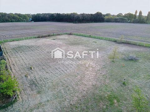 In a quiet and dead-end area, building plot of 1152m2, facing south-southwest! Already marked out, water and electricity are at the entrance to the plot. Mains drainage. Close to amenities, and ideally located between Vannes and Nantes, 5 minutes fro...