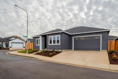 Outstanding 2024 New Construction home in desirable East Medford, located at the Cottages in Cedar Landing. This single level, light and bright home is built by Clason Company LLC. The home features an open floor concept, 3 bedrooms, 2 bathrooms, 137...