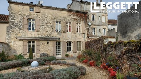 A34402ET16 - Située dans le célèbre centre du village de Villebois Lavalette. Il s'agit d'une maison de ville spacieuse et bien présentée avec l'avantage supplémentaire d'un grand jardin avec grand garage et grand cellier. Autrefois l'ancienne école ...