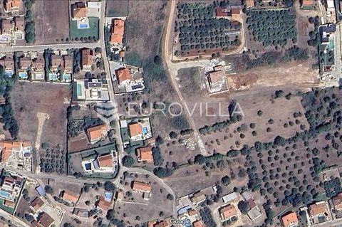 For sale is a building plot located in Kaštelir, in a dead end street. The area is 932 m2 and a preliminary design of a modern detached house has been made. There is electricity on the plot itself, while water is connected to the plot. The plot itsel...