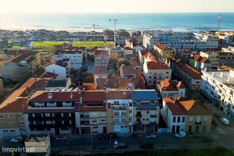 Wir präsentieren diese 2-Zimmer-Wohnung aus dem Jahr 1991 in der prestigeträchtigen Rua 18 in Espinho - eine ausgezeichnete Gelegenheit, Ihr Traumhaus zu schaffen!