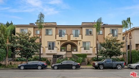 Ideally located in one of the best sections of Sherman Oaks is this spacious 3-bedroom, 3-bathroom townhome. This corner, front facing unit features multiple levels of living, offering the perfect blend of comfort and style. The open-concept floor pl...