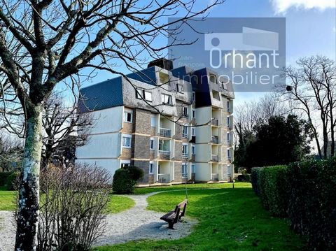 T2 51m2 Vannes Ouest. Idéalement situé. Pied-à-terre confortable ou investissement plein de potentiel ! A quelques mètres des lignes de bus 11 & 2. Annaïk PUAUD (ORHANT IMMOBILIER) vous présente ce grand T2 exposé SUD-OUEST niché au dernier étage (5e...