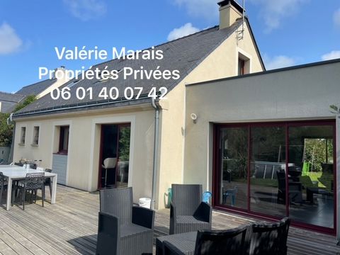 Valérie MARAIS, vous propose en Loire Atlantique, (44410) ASSERAC. Belle maison de famille : comprenant un sas d'entrée avec rangement, une pièce de vie spacieuse avec lumière traversante salon/séjour avec Poêle à bois, cuisine aménagée et équipée ou...