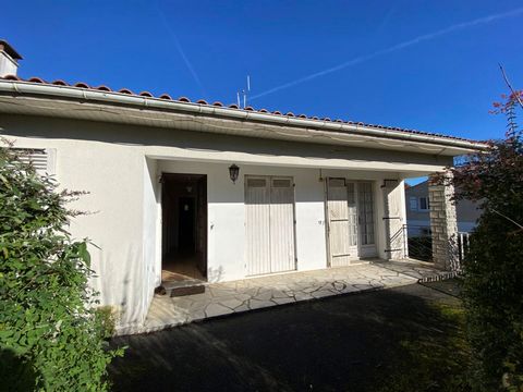 Chalais, zuid-Charente. Bungalow boven een souterrain bestaande uit vijf grote kamers, waaronder drie slaapkamers. Geïntegreerde garage. Grote tuin met vijver omzoomd door een beekje. Het huis is direct bewoonbaar, op te frissen om aan de smaak van d...