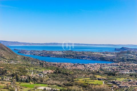 Se sei alla ricerca della tua dimora ideale, inserita in un'area panoramica con una splendida vista sul Lago e avvolta dalla quiete assoluta, allora questa proprietà è esattamente ciò che stai cercando. Situato a Mezzane, incantevole frazione collina...