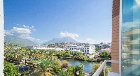 2+1 appartement in Tosmur, Alanya met prachtig uitzicht op de rivier Dit 2+1 volledig gemeubileerde appartement ligt direct naast de Dim Stream, op slechts een korte loopafstand van de zee, en biedt een geweldige investeringsmogelijkheid in Tosmur, e...