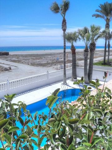 Magnifique villa en 1ère ligne de plage avec accès direct à la plage. Vues imprenables sur la mer. Entièrement rénovée avec de grandes qualités de 429,85 m2. Le rez de chaussée se compose d'un grand salon intérieur, d'une salle de jeux de plus de 80m...