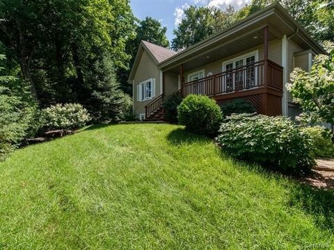 Découvrez cette magnifique maison, située à seulement cinq minutes du village de Saint-Sauveur, proche de toutes les commodités (écoles, restaurants, clinique médicale), tout en vous offrant un cadre paisible et intime. Cette propriété lumineuse vous...