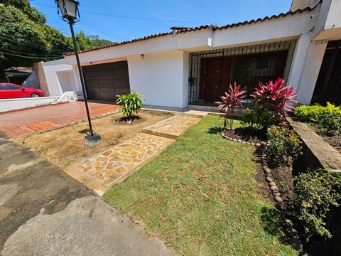 SE VENDE HERMOSA CASA EN CUIDAD JARDIN, CON EXCELENTE UBICACIÓN, A UNA CUADRA DE LA CALLE QUINTA, Y CERCA AL HOTEL HILTON.   QUIERES TODO CERCA?   AMPLIA VIVIENDA CON EXCELENTES ESPACIOS 406 MT2 4 ALCOBAS 2 DE ELLAS DOBLE 5 BAÑOS 1 COCINA 3 SALAS 1 G...