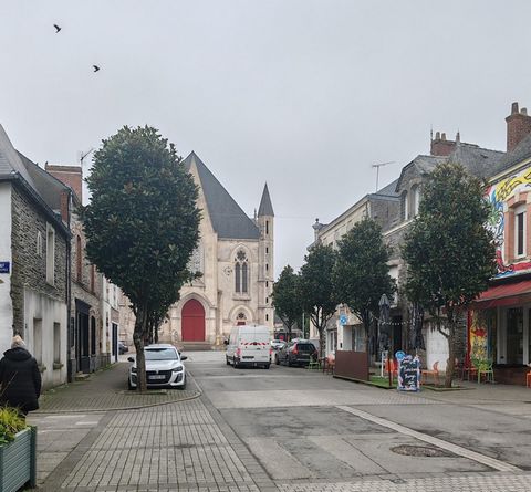 Dans le centre ville de Guémené Penfao (44), murs commerciaux comprenant un commerce en rez-de-chaussée, locataire en place avec un revenu locatif annuel de 14 400€ TTC et à l'étage un appartement à finir de rénover avec une pièce de vie, une salle d...