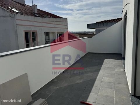 Apartamento T1 novo em Ferrel - Peniche. Com parqueamento. Ao nível do segundo andar. Composto por hall de distribuição, cozinha, sala com armário embutido, quarto com roupeiro embutido e casa de banho completa. 2 terraços de 13,47,99m2 e 5,91m2, na ...