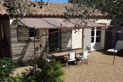 Cette maison pittoresque est parfaite pour des vacances en famille. La maison est très confortable et située sur un terrain éclairé de 800 m² avec des plantes méditerranéennes. Buisson est un petit village au cœur de la Provence. Avec ses rues pittor...