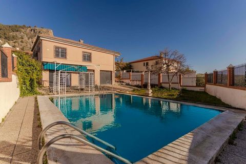 Este encantador chalet con piscina, ubicado en el pintoresco pueblo de Olivares, ofrece una garantía de tranquilidad y belleza natural. Con impresionantes vistas a la majestuosa montaña, esta propiedad es el refugio perfecto para aquellos que buscan ...