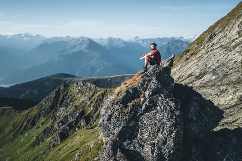 In je vakantiewoning, op slechts 500 m van de skipiste (KitzSki), liggen de Hohe Tauern in het zuiden en de Kitzbüheler Alpen in het noorden voor je open. De vakantiewoning is bijzonder stijlvol ingericht en heeft een balkon - ideaal om van het omlig...