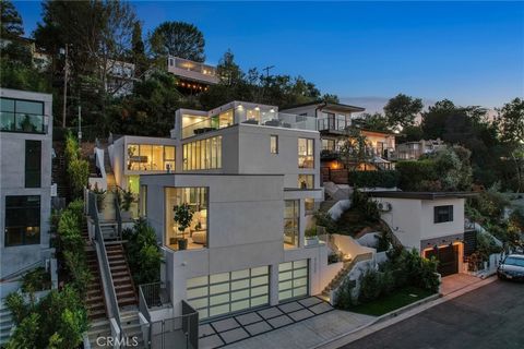 Escondida nas colinas acima de Studio City, esta nova casa moderna oferece vistas deslumbrantes do vale. O exterior moderno dá lugar a um interior acolhedor e convidativo, repleto de madeiras naturais, pedras importadas e amplas paredes de vidro que ...