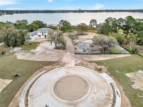 Superbe site de maison ONE ACRE avec de vastes vues dégagées sur le lac Sheen de la chaîne de lacs Butler. Profitez de magnifiques vues sur le lever du soleil et de beaucoup de terrain pour construire la maison de vos rêves avec Element Home Builders...