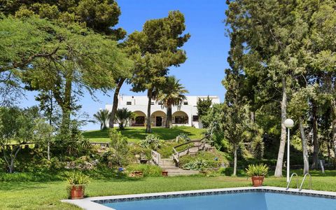 Ce domaine spectaculaire proche des plages et du centre-ville d’Almeria est une propriété unique et de caractère. La villa est joliment décoré et dispose de chambres spacieuses entourant un patio intérieur. La villa a environ 400 mètres carrés entre ...