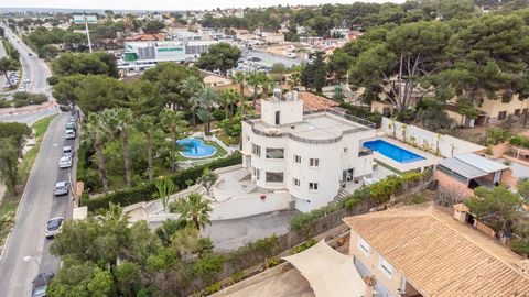 Na sprzedaż ta niesamowita trzypiętrowa willa w Los Balcones, Torrevieja (Alicante) Odkryj tę majestatyczną willę o powierzchni 380 m², idealną dla tych, którzy chcą żyć w luksusie i stylu w uprzywilejowanej lokalizacji. Położona na dużej działce o p...