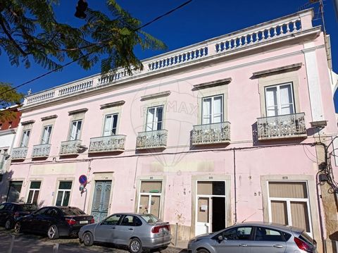 This historic building, located in the heart of the city of Loulé, represents an excellent investment opportunity. With traditional architecture and a privileged location, it offers multiple possibilities of use, whether for housing, commerce or tour...