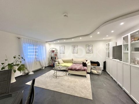 This high-quality renovated apartment offers modern living comfort and well thought-out furnishings. The spacious balcony invites you to relax, the stylish fitted kitchen is already integrated. The floor-to-ceiling tiled bathroom has a bathtub. 3-fol...