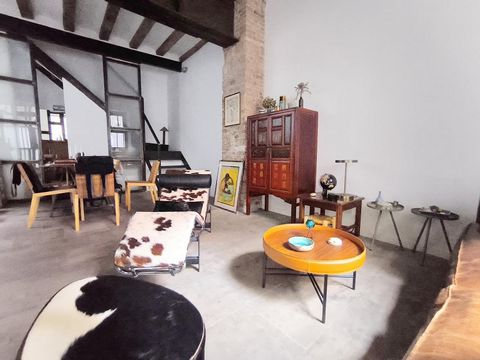 Außergewöhnliche Maisonette + Gewerbefläche in El Raval - Investitionsmöglichkeit Wir präsentieren eine einzigartige Immobilienmöglichkeit im Herzen von El Raval: eine 80 m² große Maisonette mit Bewohnbarkeitszertifikat zusammen mit einer 48 m² große...