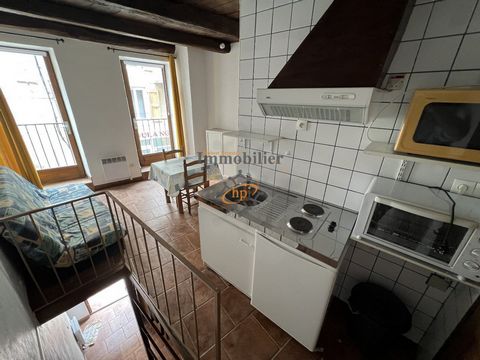 A vendre, Saint Affrique centre ville, immeuble de rapport vendu loué. Studio en duplex composé d'un séjour/cuisine équipé, d'une pièce aménagée en sous sol et salle d'eau/wc loué 290€/HC. Appartement de type 2 en duplex composé d'un séjour avec coin...