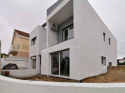 4-room semi-detached triplex house, of contemporary architecture, located in Quinta das Laranjeiras, Fernão Ferro, in a consolidated area of villas. In its vicinity, by car, we find: Redondos Elementary School 1 minute away Municipal Market 3 minutes...