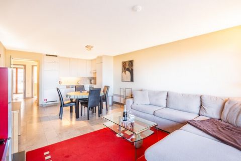 Dieses gepflegte und moderne Apartment bietet einen komfortablen Aufenthalt mit atemberaubendem Meerblick. Es verfügt über ein helles Wohnzimmer mit Terrasse, ideal zum Entspannen und Genießen der frischen Meeresbrise. Das Apartment verfügt über zwei...