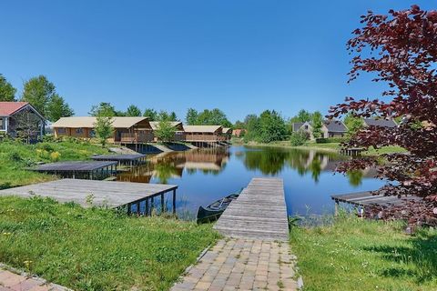 Direkt am Teich liegen zwei Typen Unterkünfte. Bei der Lodge für 4 Personen (NL-8314-07) handelt es sich um eine sehr komfortable Unterkunft mit einer schönen Veranda und einem eigenen Steg. Das luxuriöse Safarizelt für 6 Personen (NL-8314-08) ist ei...