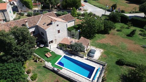 Location: Istarska županija, Marčana, Marčana. Marčana, surroundings, autochthonous house in the center of the village We are selling an autochthonous house in the center of a quiet village. This beautiful, spacious house with an indigenous appearanc...