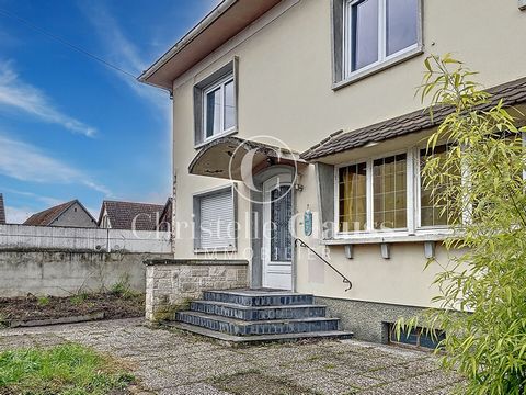 In EXKLUSIVITÄT, in Ihrer Christelle Clauss Immobilienagentur, kommen Sie und entdecken Sie dieses schöne Haus von 150 m2 Wohnfläche, das auch über einen privaten Innenhof von 80m2 verfügt, der als Garten genutzt werden kann. Weniger als 10 Minuten v...