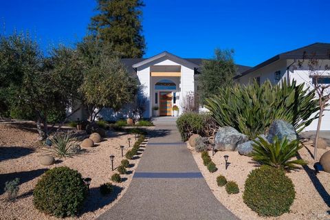 Willkommen in Ihrem Traumhaus im Herzen der kalifornischen Weinregion. Dieses tadellos gestaltete, moderne Bauernhaus befindet sich im Herzen des begehrtesten Weilers des Napa Valley, St. Helena. Es ist wirklich eine Oase mit traumhaften Ausblicken, ...