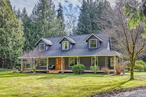 Escondido en 2.5 acres serenos, este refugio Craftsman se siente como en casa en el momento en que pisas el porche envolvente. En el interior, los ricos suelos de abeto, la carpintería a medida + los gabinetes de cerezo marcan la pauta de una belleza...