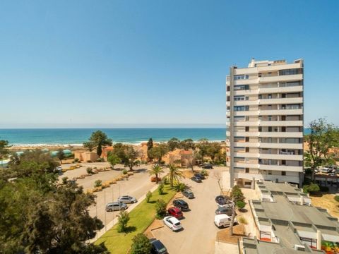 Studio apartment on the 5th floor of the Edificio Alvor Atlântico with sea views, located 2 minutes walk from the beach of Alvor. The comfortable studio consists of sleeping area with built-in wardrobe, living area, fully equipped kitchenette and a f...