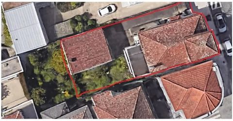 Fantastique villa située dans le centre historique de Guimarães Devra être complètement rétabli Comprend sous-sol, rez-de-chaussée, premier étage et grenier Garage fermé spacieux pour deux voitures Au rez-de-chaussée, il y a de grands espaces pour le...