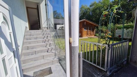 Klinkt dit als een mogelijke woning voor u? Met 103 m² woonoppervlak en een tuin op een rustige locatie aan de beek biedt deze twee-onder-een-kapwoning een plek in een prettige omgeving. De directe toegang tot de beek en de mogelijkheid om bronwater ...