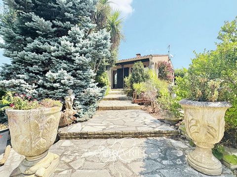 A seulement quelques minutes à l'ouest de Carcassonne, dans le charmant village de Lavalette, se trouve une bâtisse pleine de caractère. Nichée au calme, cette maison d'environ 170 m² sur 900 m² de terrain offre un cadre de vie unique, alliant tranqu...