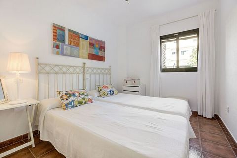 Dit prachtige Spaans appartement ligt op slechts 100 m van het strand in Zahara de los Atunes. Dit mooie appartement beschikt over 2 slaapkamers en is ideaal voor een klein gezin. De accommodatie bevindt zich op 1 km van het centrum af, maar op steen...