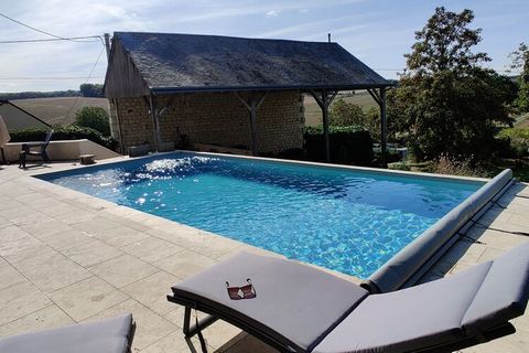 Venez passer un séjour reposant dans cette maison de vacances située dans la vallée de la Loire. Constituée de deux parties, l'une récente, l'autre plus ancienne, la maison est reliée par un salon/cuisine lumineux avec vue imprenable sur la piscine e...