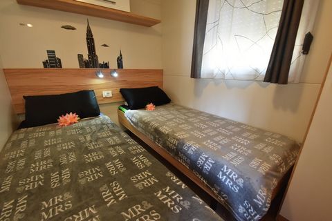 Dit vakantiehuis heeft 3 slaapkamers en is geschikt voor 6 personen, ideaal voor gezinnen met kinderen. Het ligt op een rustige plek in Trilj. Het huis staat in een groen heuvellandschap, op 26 km afstand van de stad Split. Het oude centrum van Split...