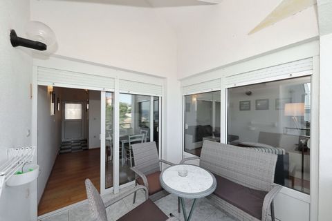 Este es un hermoso apartamento de 2 dormitorios para 8 personas en el tranquilo pueblo de Maslenica Dalmatia. Cuenta con una piscina privada y se encuentra a solo 200 m de la playa. Esta propiedad está compuesta por 2 unidades totalmente equipadas qu...