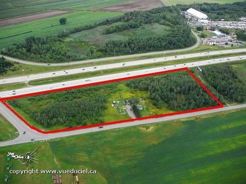 Grand terrain avec plus de 1135 pieds sur le bord de l'autoroute 15 Nord. Pour une entreprise qui désire une très bonne visibilité. INCLUSIONS Un bungalow de 34'X 27' le tout donné sans garantie légale de qualité. EXCLUSIONS Tout les biens personnels