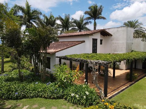 Beautiful finca for sale located in El Lago Calima - El Darién Valle del Cauca Colombia Large finca for sale just one hour and fifteen minutes from Cali located in an exclusive development with 6000m2 of land and 350m2 of built area overlooking Lake ...
